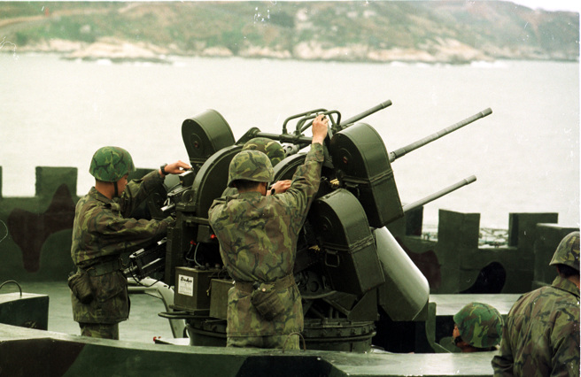 国军西莒岛驻军因没有生鲜肉类可吃，在沙滩上写字求救。图为国军马祖驻军演习画面。（中时资料照，黄子明摄）