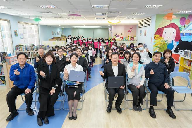 新竹市议会6日捐赠1批保持良好的退役笔电给青草湖国小，由议长许修睿（前排右三）代表致赠。（新竹市议会提供／陈育贤新竹传真）