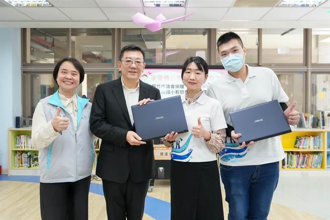 新竹市议会6日捐赠1批保持良好的退役笔电给青草湖国小，由议长许修睿（左二）代表致赠。（新竹市议会提供／陈育贤新竹传真）