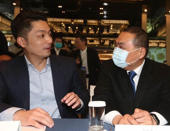 雄狮旅游、欣传媒6日举办「2023 观光经济论坛」，新北市长侯友宜（右）、台北市长蒋万安（左）出席论坛。（陈怡诚摄）