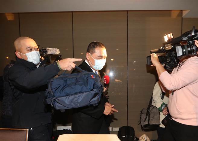 雄狮旅游、欣传媒6日举办「2023 观光经济论坛」，新北市长侯友宜（中）面对媒体追问时事议题，侯未停下脚步回应。（陈怡诚摄）