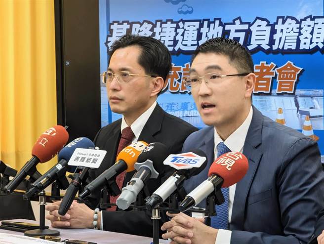 基隆市长谢国梁（右）及基隆市交通处长王圳宏（左）共同召开记者会，谢国梁强调，要让基隆市吞下53.85亿元的负担，「门都没有！」（张志康摄）