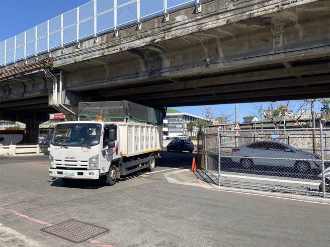 桃市平镇警分局结合资收车宣传，民眾倒垃圾学防诈撇步。（警方提供／吕筱蝉桃园传真）