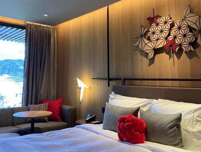 阿里山首家国际级酒店「阿里山英迪格」被房客投诉，一家两大两小在228连假入住，3天2夜住宿费狂喷6万9000元，认为价格不合理。（庄孟儒提供∕吕妍庭嘉义传真）