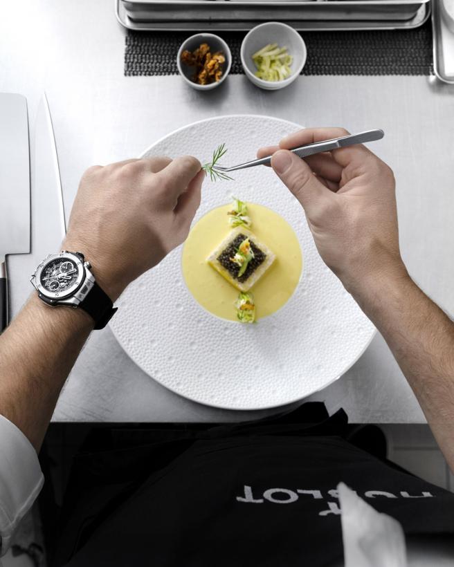 宇舶BIG BANG UNICO星厨腕表与星级美食的唯美摆盘相映衬，更添品味。（HUBLOT提供）