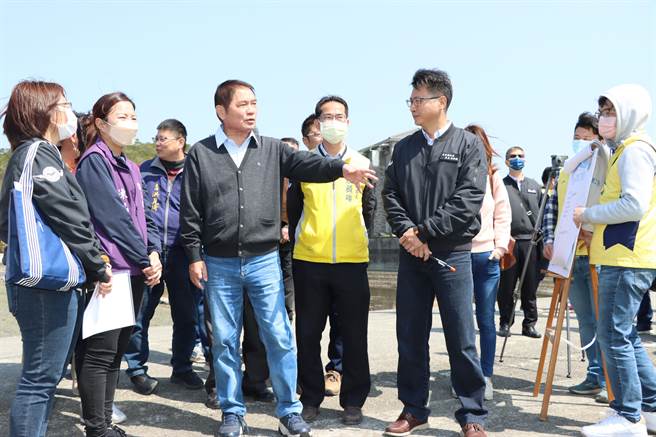 苗栗县长锺东锦（前左三）关心地方基础建设需求。（苗栗县政府提供／李京升苗栗传真）