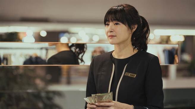 曾佩瑜在《做工的人 电影版》饰演年轻11岁的美凤，在百货公司当柜姐。（大慕影艺、华映提供 ）