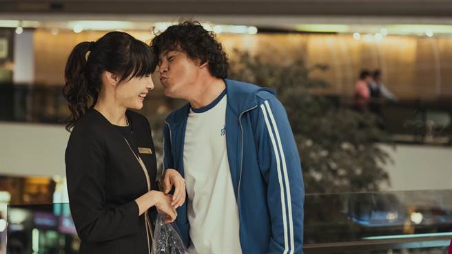 李铭顺（右）在电影拍到一半加戏，偷亲曾佩瑜。（大慕影艺、华映提供 ）