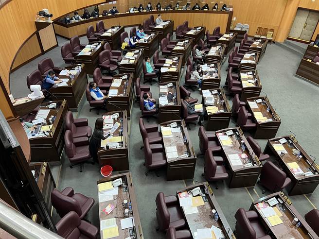 桃園市政府今針對八德國民運動中心等案進行專案報告。(蔡依珍攝)