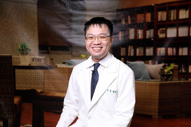 花莲慈济医院中医部医师刘俊贤建议民眾，惊蛰时可多食温热食物，按压内关穴或太衝穴，防止肝火偏盛出现疾病。（花莲慈济医院提供／罗亦晽花莲传真）