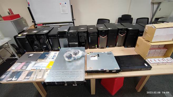 警方查扣电脑主机、伺服器、笔电等相关证物。（警方提供）