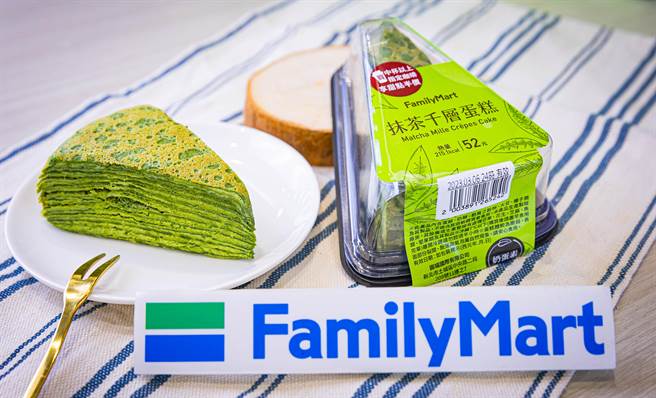 全家「抹茶千层蛋糕」内馅以静冈抹茶粉调制，搭抹茶奶香蛋皮层层堆迭，整体甜而不腻，52元。（罗永铭摄）