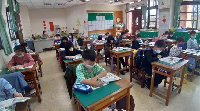 苗栗县各校学生几乎是口罩戴紧紧。（李京升摄）