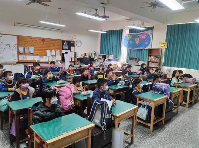 不少学童认为不用再戴口罩很开心。（李京升摄）