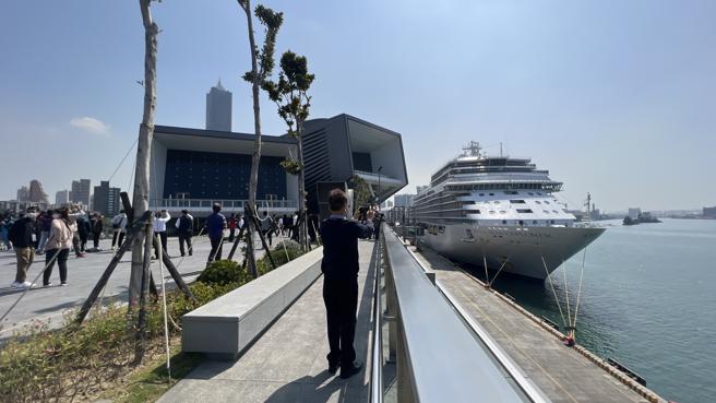 2023年度高雄港已获国际邮轮到港预报188艘次，其中含母港164艘次、挂靠港24艘次，创歷史新高。(记者张雅云摄)