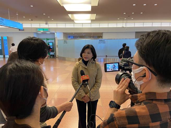 雲林縣長張麗善（中）赴日參加東京食品展，一出海關就「被日媒攔截」受訪。（雲林縣政府提供／張朝欣雲林傳真）