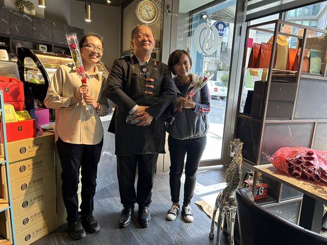 清水警分局长周俊铭体恤女警平时在工作岗位辛劳付出，今天扮演店长现场送花及冲煮咖啡慰劳女性同仁。（警方提供）