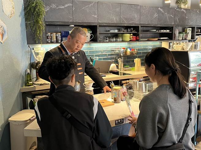 清水警分局长周俊铭体恤女警平时在工作岗位辛劳付出，今天扮演店长现场送花及冲煮咖啡慰劳女性同仁。（警方提供）