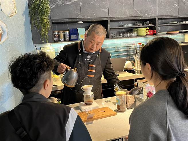 清水警分局长周俊铭体恤女警平时在工作岗位辛劳付出，今天扮演店长现场送花及冲煮咖啡慰劳女性同仁。（警方提供）