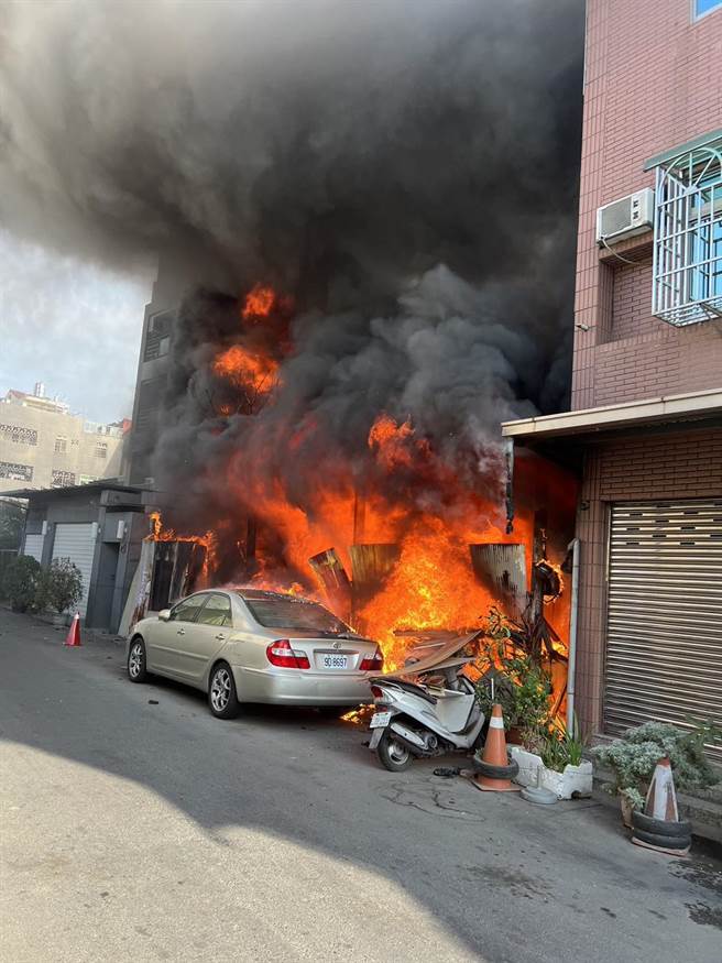 嘉义市南田市场附近一处民宅今天下午失火，火势猛烈。（读者提供／廖素慧嘉市传真）