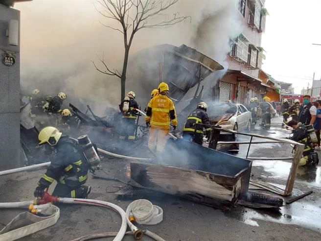 嘉义市南田市场附近一处民宅今天下午失火，消防人员全力灌救。（读者提供／廖素慧嘉市传真）
