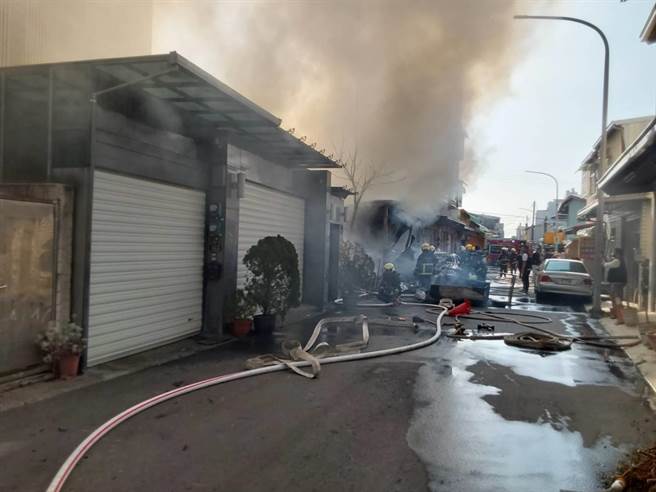 嘉义市南田市场附近一处民宅火灾，消防员灌救。（读者提供／廖素慧嘉市传真）