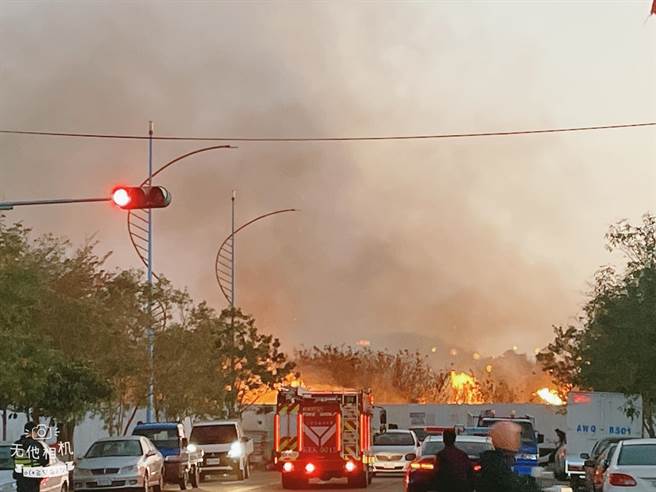 浓烟密布，邻近居民都看得见火势。（民眾提供／李京升苗栗传真）