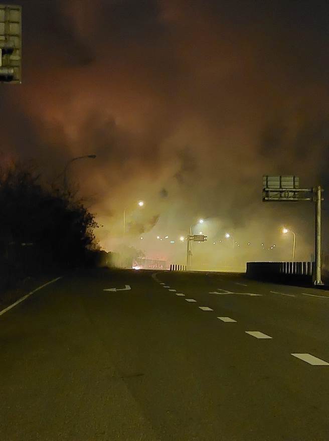 火势烧到今天清晨还再烧。（民眾提供／李京升苗栗传真）