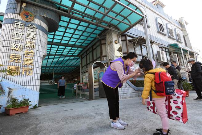 台东市立幼儿园传将停招后逐年裁撤，2位家长6日发起连署，要求「好公幼，不能停」。（庄哲权摄）