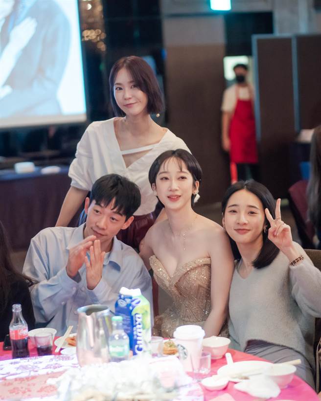 王可元（左起）、锺瑶、林涵、李沐在婚礼会场合影。（繁盛映画／张凯华摄）
