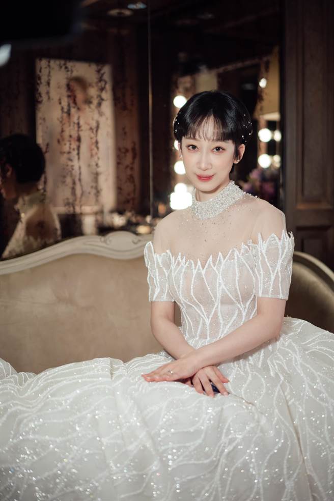 林涵称自己是男儿⼼，婚礼这天难得盛装打扮。（繁盛映画／张凯华摄）