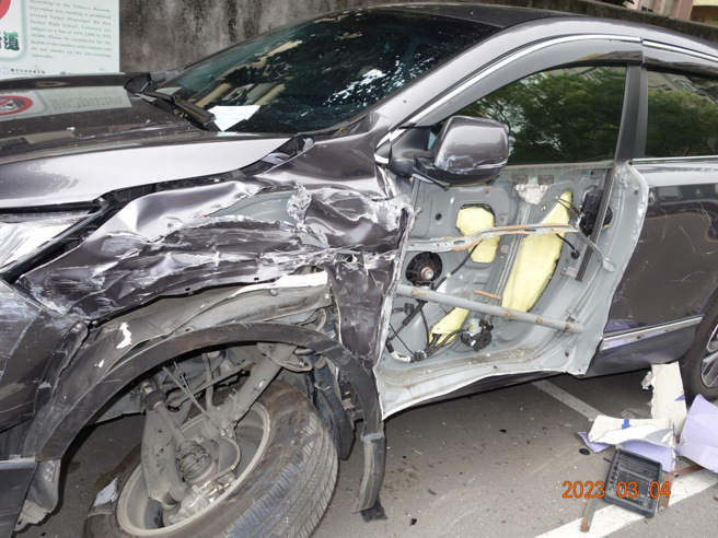 北市文山区戏曲专科学校前4日上午发生车祸，停在路边的多辆轿车遭逆向货车撞上。（图／警方提供）