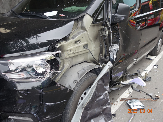 北市文山区戏曲专科学校前4日上午发生车祸，停在路边的多辆轿车遭逆向货车撞上。（图／警方提供）