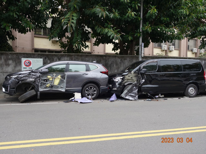 北市文山区戏曲专科学校前4日上午发生车祸，停在路边的多辆轿车遭逆向货车撞上。（图／警方提供）