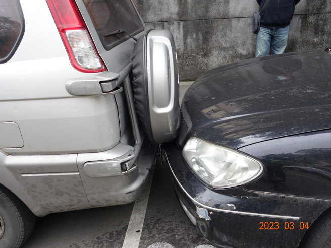 北市文山区戏曲专科学校前4日上午发生车祸，停在路边的多辆轿车遭逆向货车撞上。（图／警方提供）