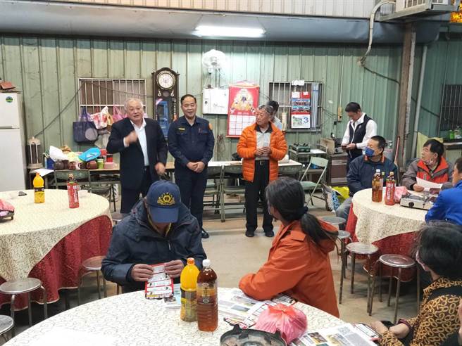 而随着枇杷季开跑了！太平警分局也展开「护农专案」勤务。（太平警分局提供／冯惠宜台中传真）