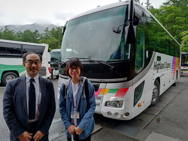 在长野县ALPICO交通公司实习的(右)林笕涵同学和访视学生(左)应日系池田主任。(提供/玄奘大学)