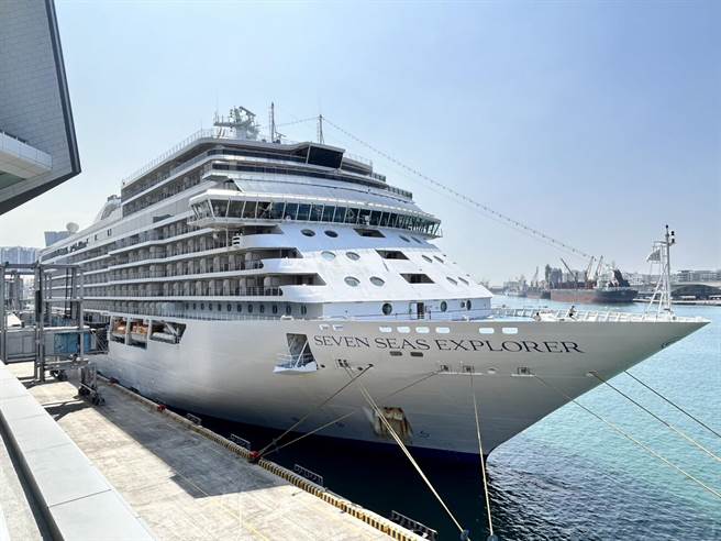 停泊在高雄港旅运中心的七海探索者号。（崔正纲摄）