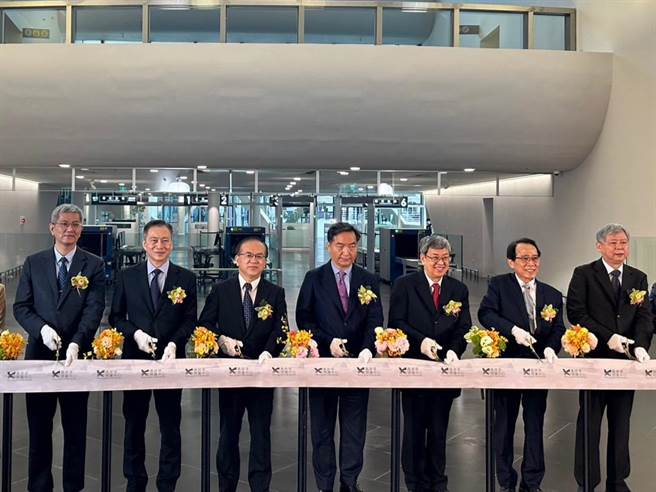 庆旅运中心启用，行政院院长陈建仁（右3）上午出席剪彩仪式。（崔正纲摄）