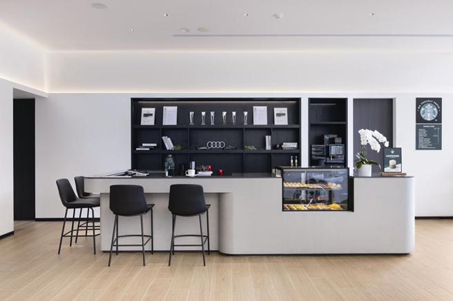 台灣奧迪今年導入全新據點餐飲服務標準，導入星巴克咖啡。（圖／業者提供）