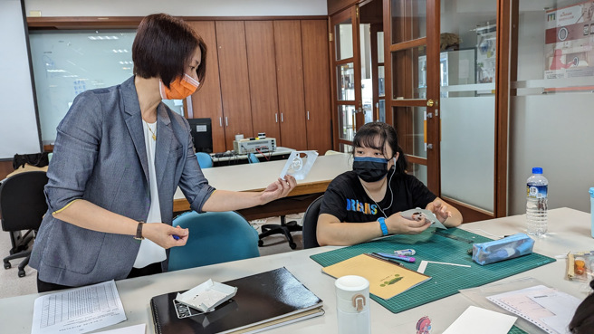 义守大学创设系老师蔡孟㯣，以「龙凤呈祥」为创作发想，勇夺美国IDA国际设计奖「银奖」，让臺湾復古文化跃上国际(照片/义守大学提供)。