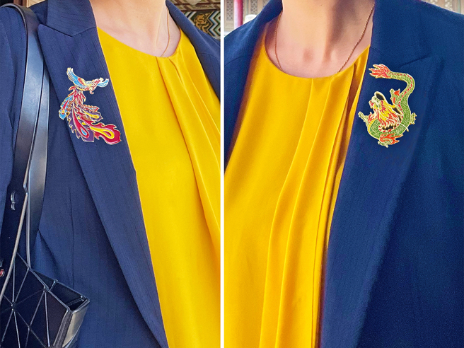 蔡孟㯣用色大胆且明亮，设计龙与凤的胸针，表达长辈对于子女「望子成龙，望女成凤」的期待与祝福。(照片/义守大学提供)。