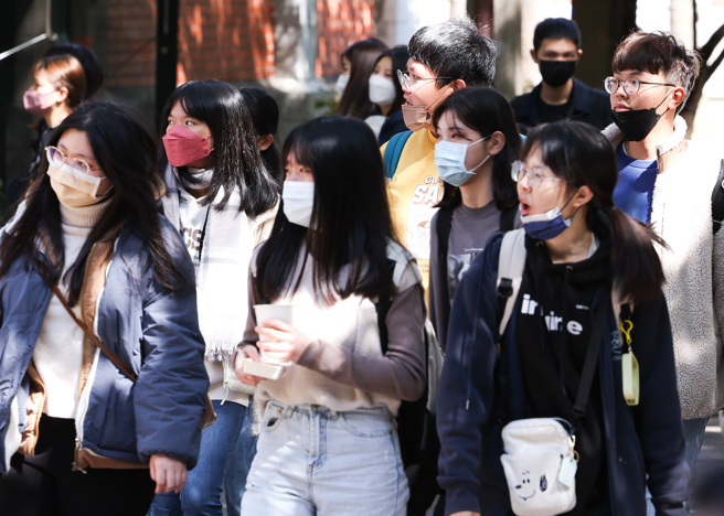 校园室内口罩令6日起解除，各级学校、幼儿园、课后照顾中心、补习班，对室内空间原则採「自主戴口罩」，但各级学校健康中心、校车、幼儿园专用车、校园接驳车等仍「应戴口罩」。图为台师大学生下课后，校园里不少同学还是习惯戴着口罩。（陈俊吉 摄）
