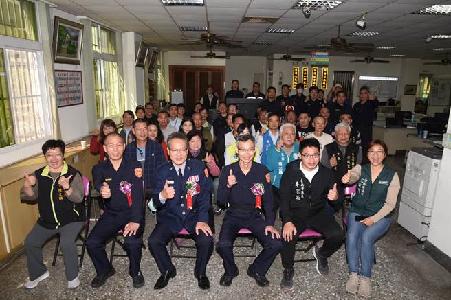 卸任、新任所长布达交接典礼上，许多地方仕绅到场观礼祝贺，场面热烈。（新营警分局提供／张毓翎台南传真）