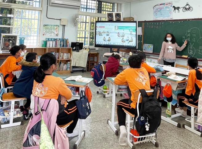 校园脱口罩首日，台东县卑南乡太平国小师生上课时还是戴着口罩。（太平国小提供）