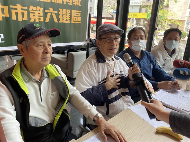 蔡明宪（左2）表示，黄国书在「线民事件」已坦承犯错、道歉反省，勇于承担政治责任「三退」，并担负民进党交付的各项任务，应将黄纳入提名立委选区民调的候选人之一。（张妍溱摄）