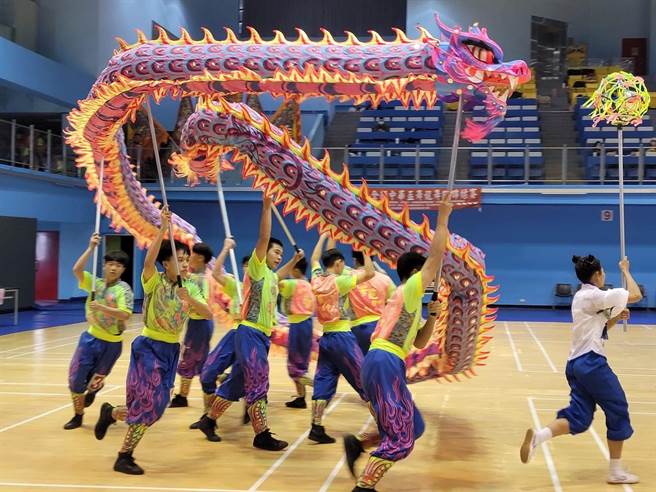 芳苑国中舞龙队参加「111学年度全国中华杯舞龙舞狮锦标赛」，再度称霸全国，勇夺5金1银的好成绩。（彰化县政府提供／吴敏菁彰化传真）