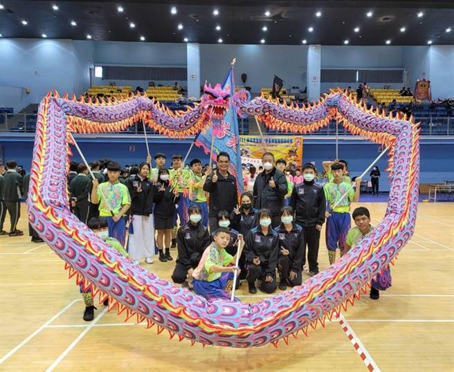 芳苑国中舞龙队参加「111学年度全国中华杯舞龙舞狮锦标赛」，再度称霸全国，勇夺5金1银的好成绩。（彰化县政府提供／吴敏菁彰化传真）