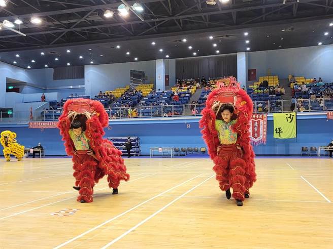 芳苑国中舞龙队参加「111学年度全国中华杯舞龙舞狮锦标赛」，再度称霸全国，勇夺5金1银的好成绩。（彰化县政府提供／吴敏菁彰化传真）