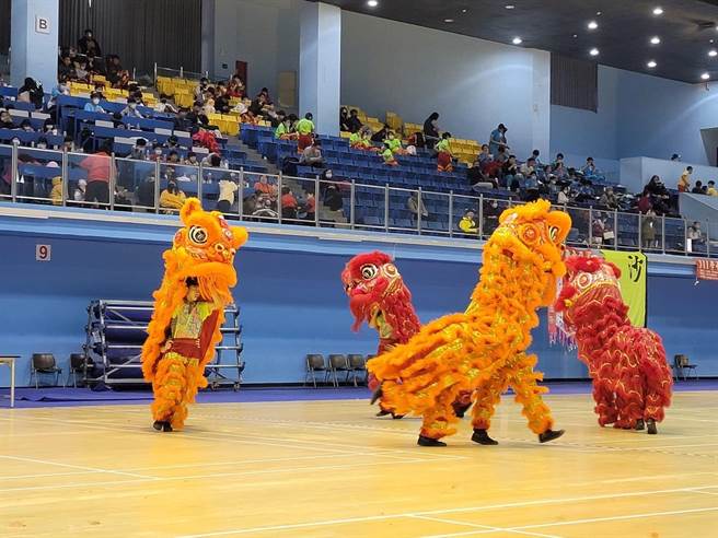芳苑国中舞龙队参加「111学年度全国中华杯舞龙舞狮锦标赛」，再度称霸全国，勇夺5金1银的好成绩。（彰化县政府提供／吴敏菁彰化传真）